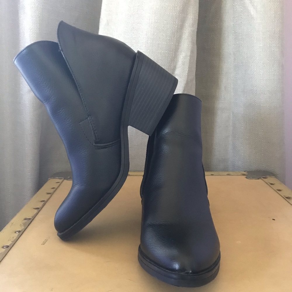 Chelsea Boots with Slit Side